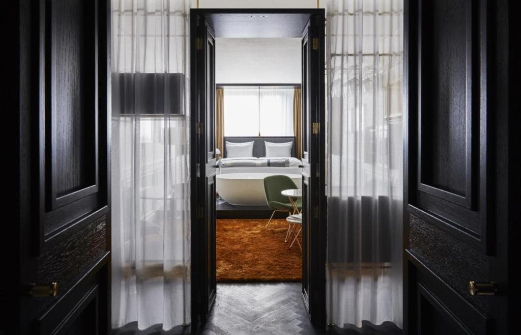 Roomers Munich, Autograph Collection