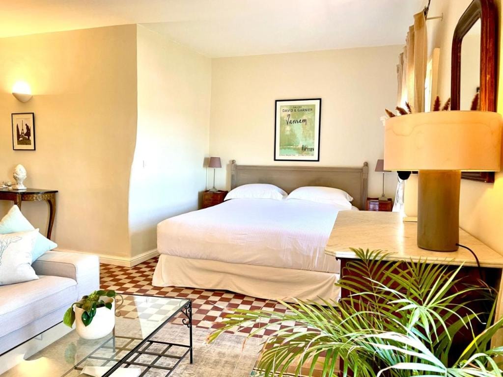 Cinq & Sept LGBT Resort for men