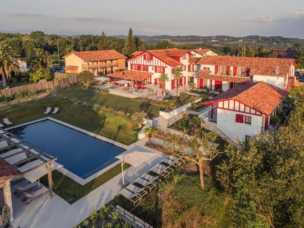 Hôtel INDARRA & SPA - Piscine, Arbonne