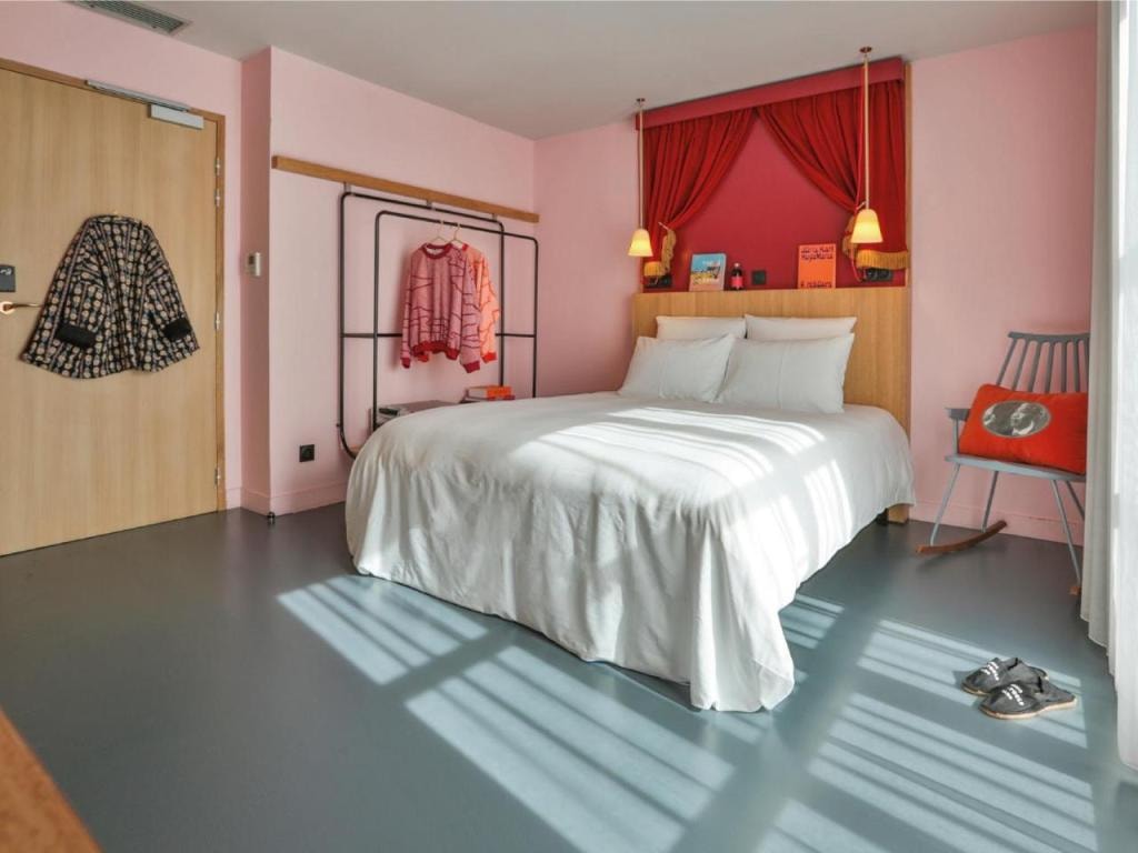 MOB HOTEL Paris Les Puces