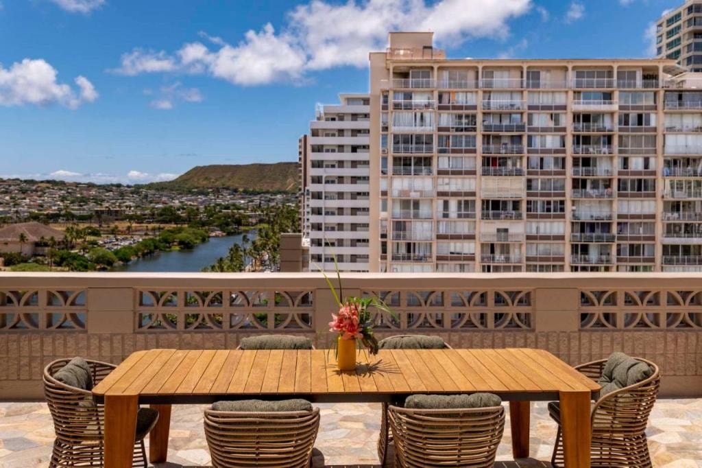 Wayfinder Waikiki - Voted Top 10 Best Hotels in Hawaii!