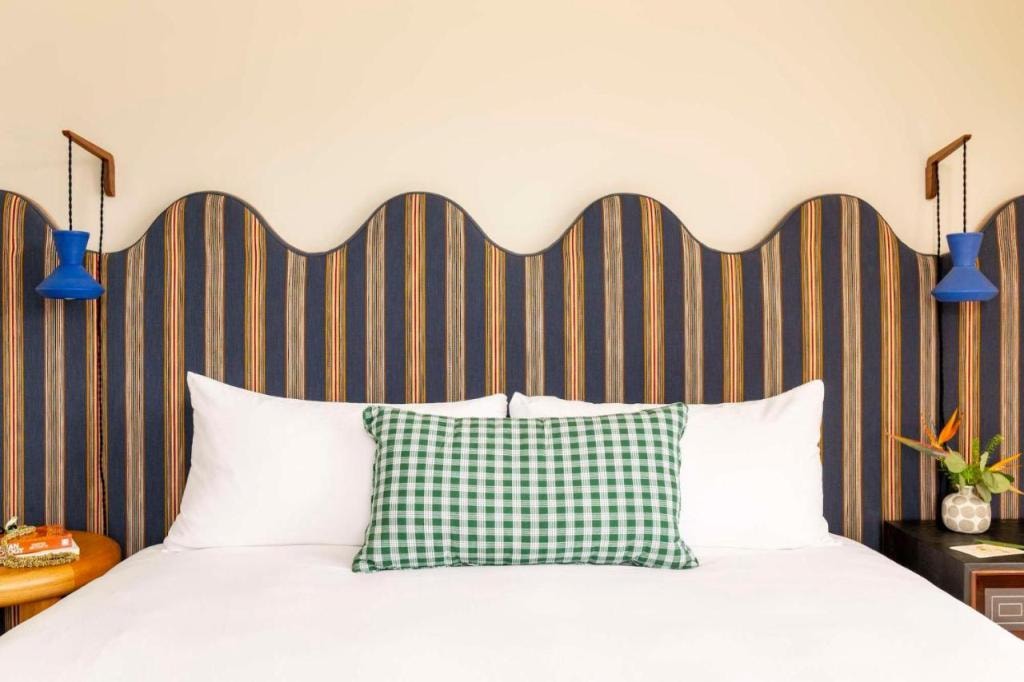 Wayfinder Waikiki - Voted Top 10 Best Hotels in Hawaii!