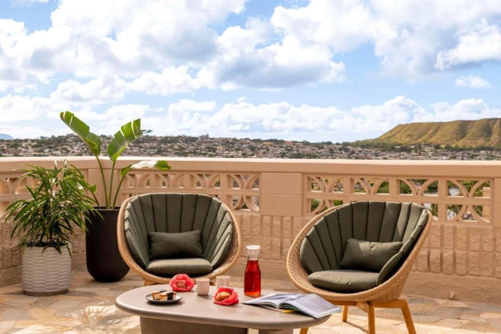 Wayfinder Waikiki - Voted Top 10 Best Hotels in Hawaii!